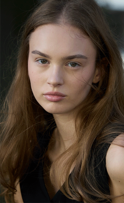 Clara Albinsson<br /><span class="model-data-overview">EU 175cm | US 5′ 8.5”</span>