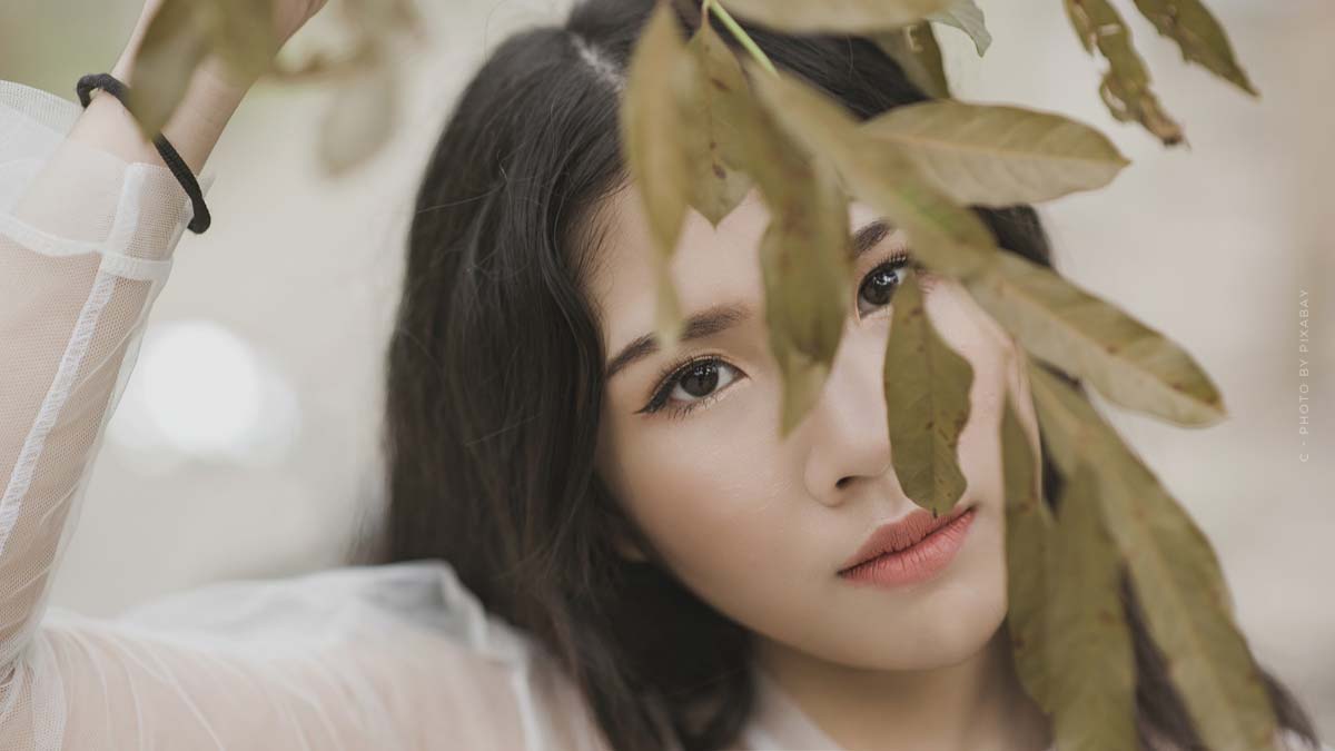 Concealer: Natural Cosmetics, Products & Full Coverage Beauty Guide-Pflege-Model-Gesicht-hubsch-Braun-Blatt-Kleid-Lippen-Naturkosmetik