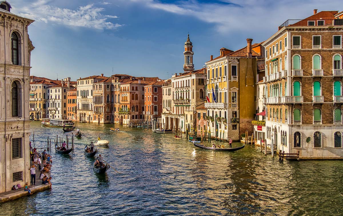 bottega-veneta-venidig-venice-venezia-kanal-canal-boat-boot-historic-city-historischestadt-wasser-water