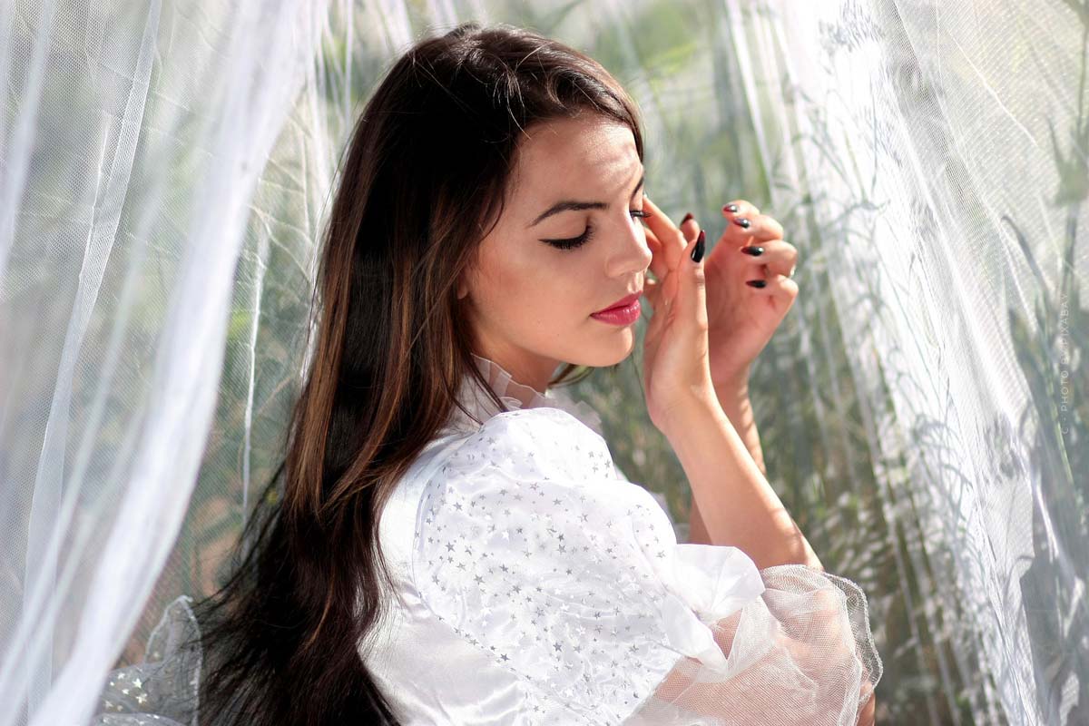 Curls: Voluminous curls, 5 minutes & Dyson Airwrap brunette-btaun-haare-locken-weiss-kleid-tuch-frau