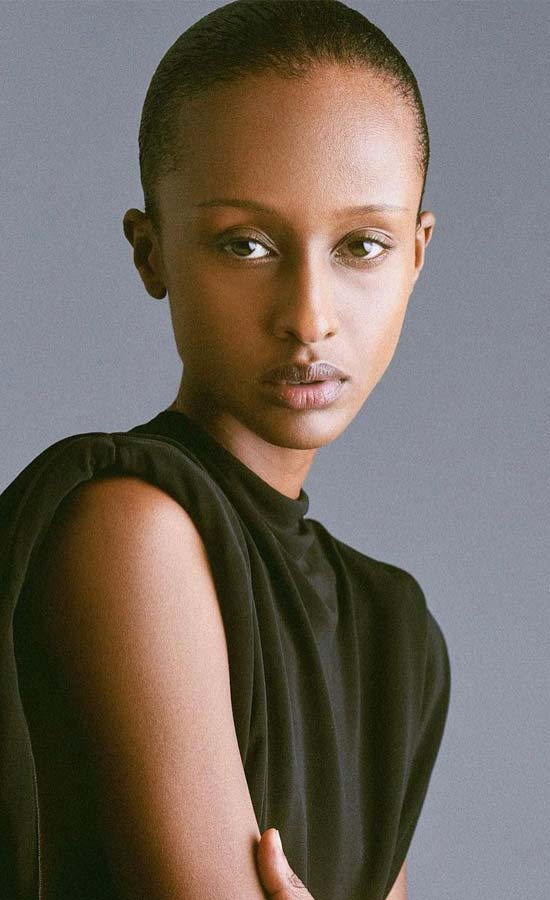 Amo Elgan<br /><span class="model-data-overview">EU 178cm | US 5’10.5”</span>