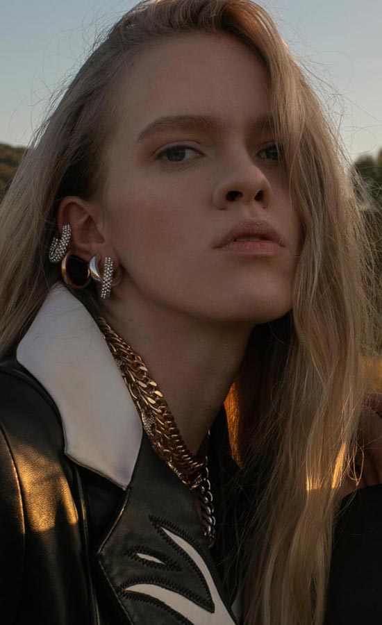 Sylwia Dobek<br /><span class="model-data-overview">EU 181cm | US 5′ 11,5“</span>