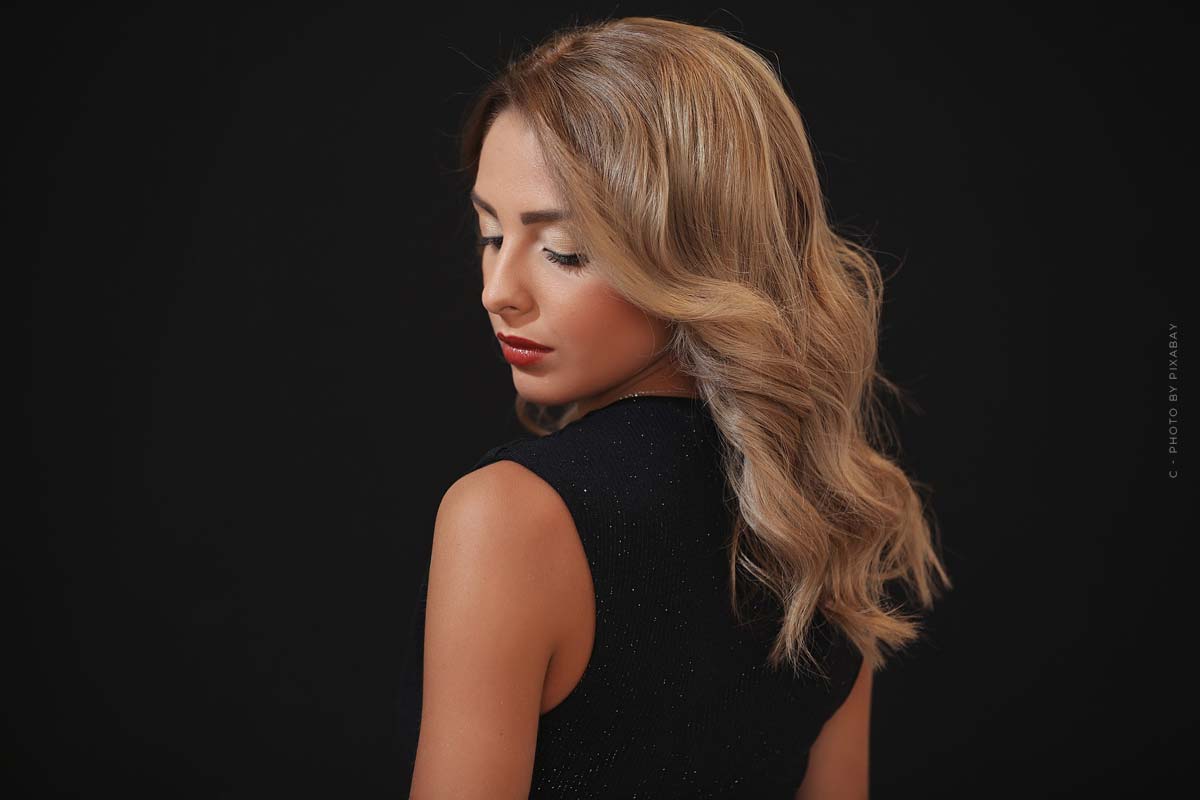 Alexander Wang: Brand, Luxury Fashion, Designer & Bags frau-model-blond-locken-schwarz-kleid-oberteil-schminke-lippenstift