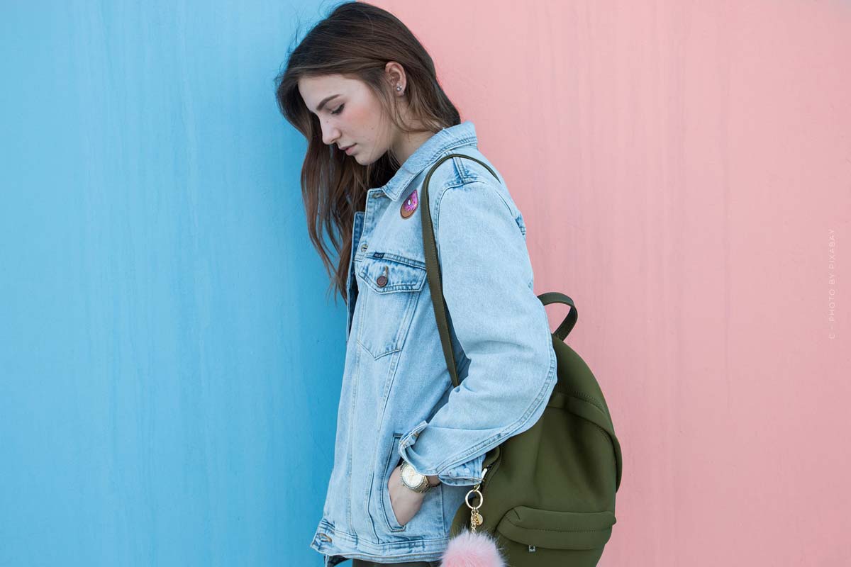 Teen brands: Girls x Boys - Fashion by Benetton, Esprit & Guess frau-wand-rosa-blau-rucksack-teen-mode