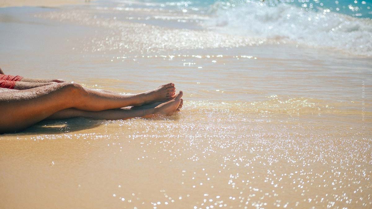 Strawberry legs: care, oils & helpful tips Fußpflege-Fußmassage-Fuße-Meer-Strand-Wasser-Sommer-Urlaub-Liegen-Massieren