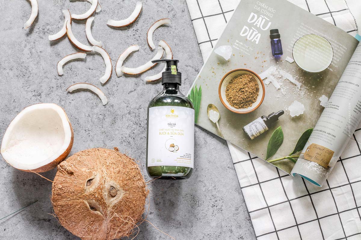 Home Remedy Hair: Coconut Oil, Olive Oil & Avocado Oil haarmaske-hausmittel-kokosnuss-oel-flasche-tischdecke-karriert-buch