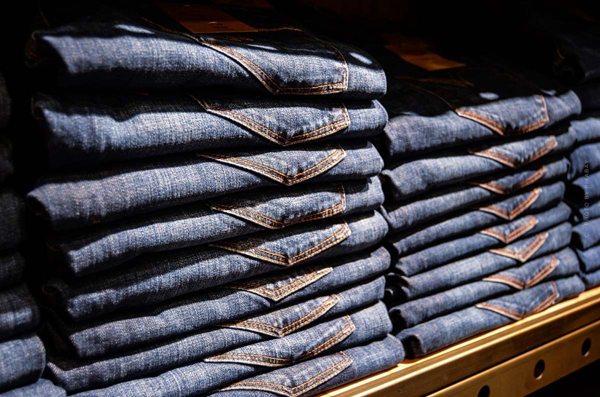 jeans-blau-hosen-damen-herren-regal-gestapelt-kleidung-trend