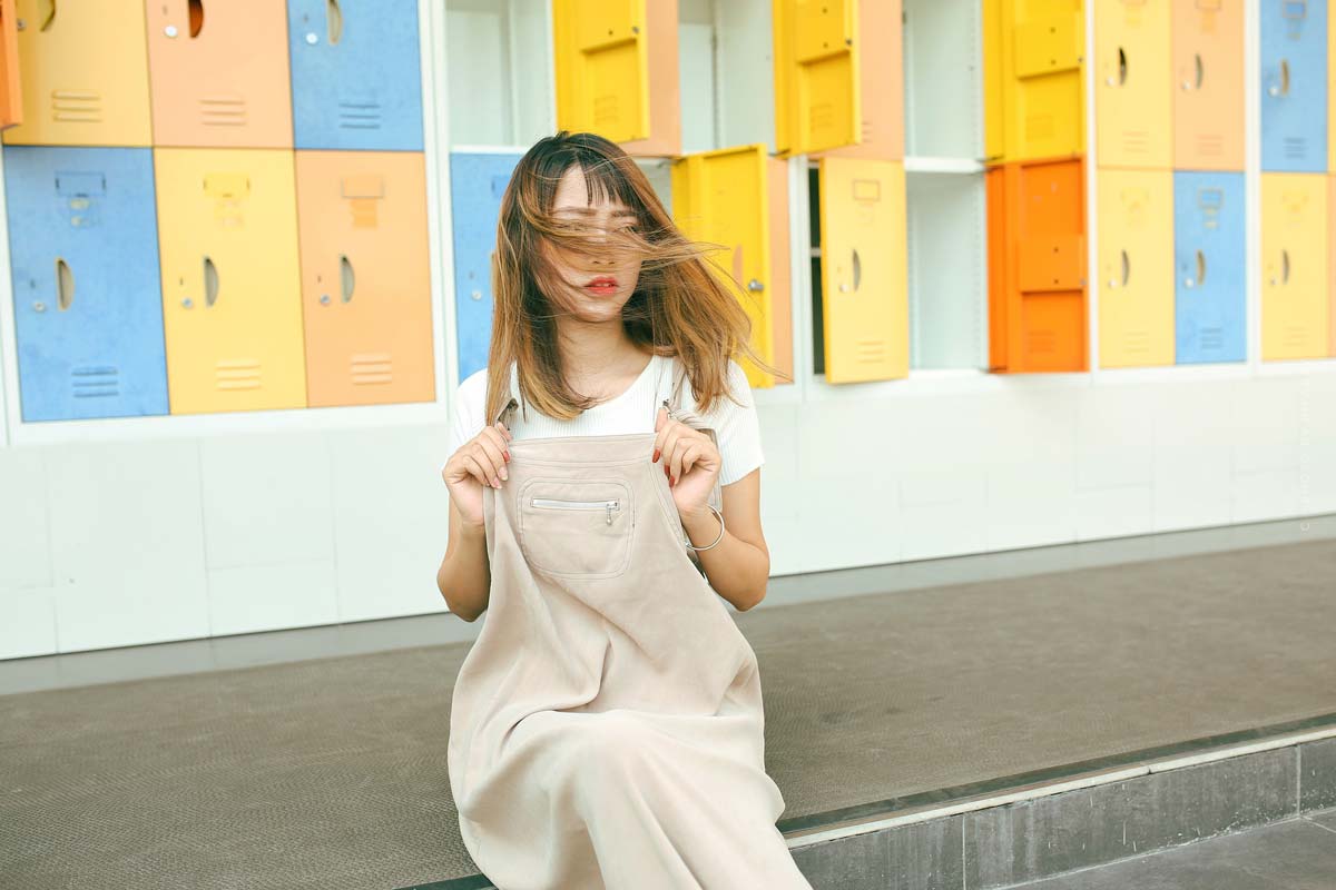 jil sander-mode-marke-designerin-mailand-moderne frau-minimalistische mode-hosenanzug-beige