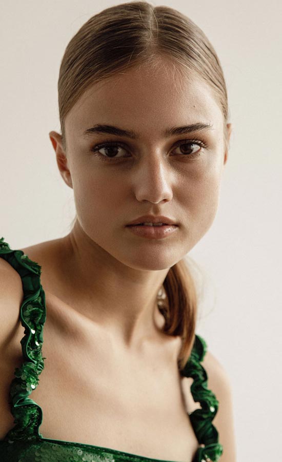 Lara Hormann<br /><span class="model-data-overview">EU 180cm | US 5′ 11“</span>