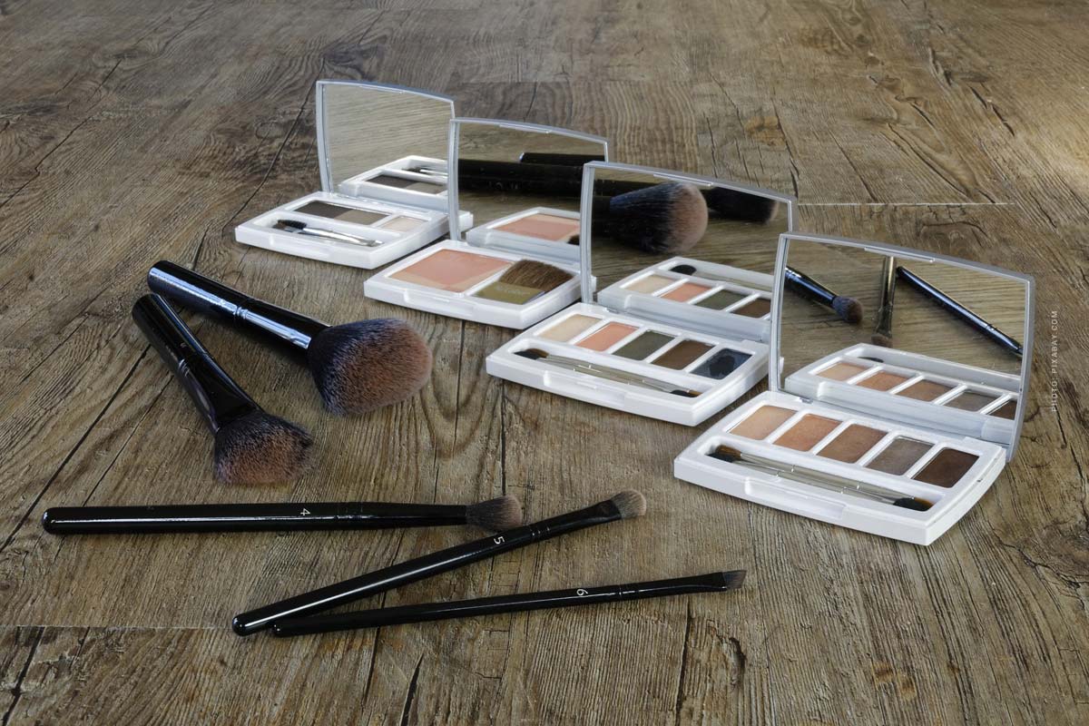 lidschatten-toene-beige-braun-rosa-auswahl-pinsel-spiegel