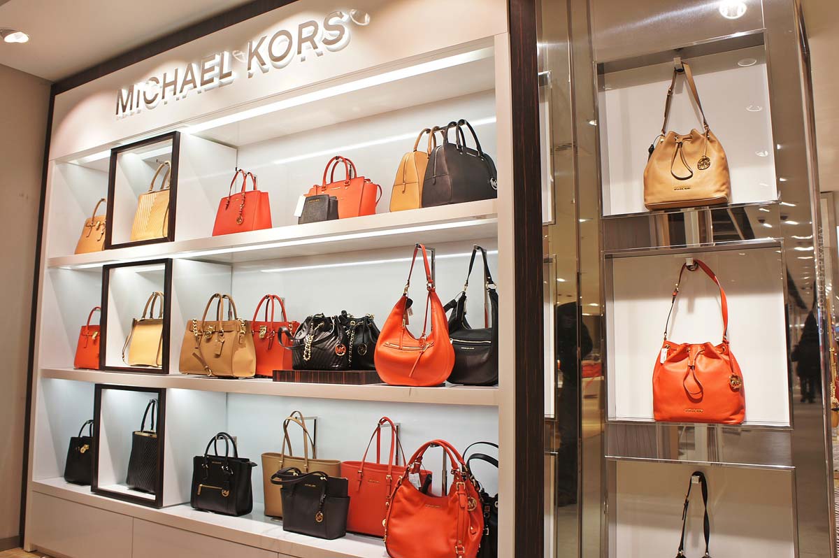 michael-kors-taschen-einkaufen-shoppen-luxus-geschäft-laden-mall