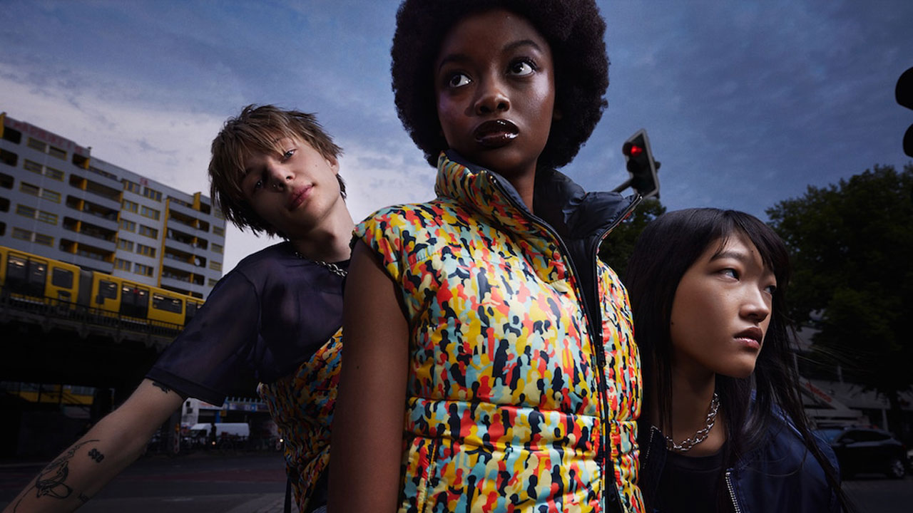 Chaeheun in BVG fashion: new fashion of the Berlin transport company model-asian-bvg-berlin-berliner-verkehrsbetriebe-mode-fashion-bahn-weste-lange-schwarze-haare-blau-jacke-grüne-brille-ubahn-station-urban-style (1)