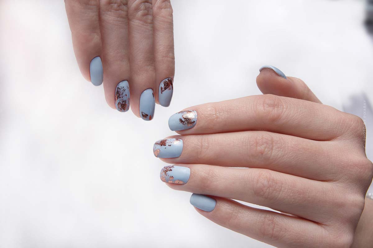 Nail designs: pastel shades, wave shapes & autumn designs Nageldesigns-Nägel-Nails-Nagellack-Nailpolish-blau-blue-hände-hands-weiß-white