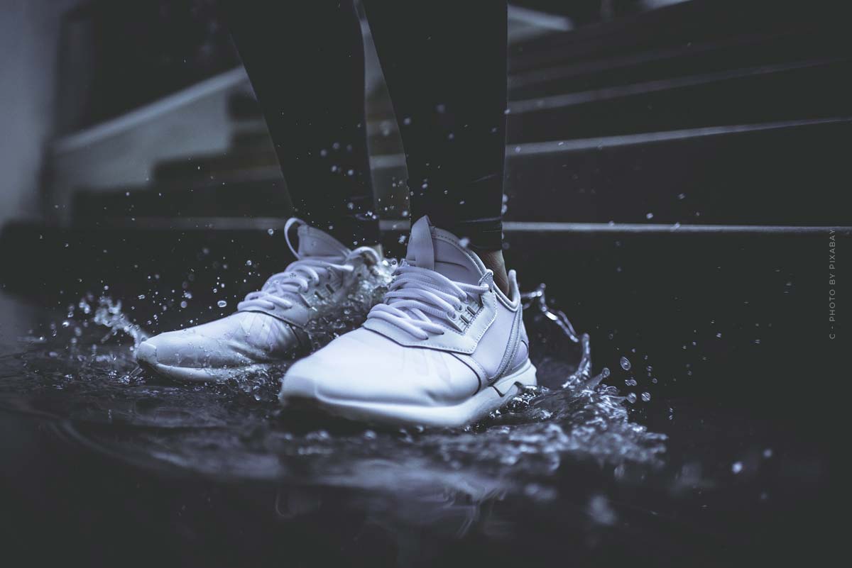 reebok-schuhe-weiß-sportmarke-mode-turnschuhe-herren-straße-streetstyle-wasser-pfuetze