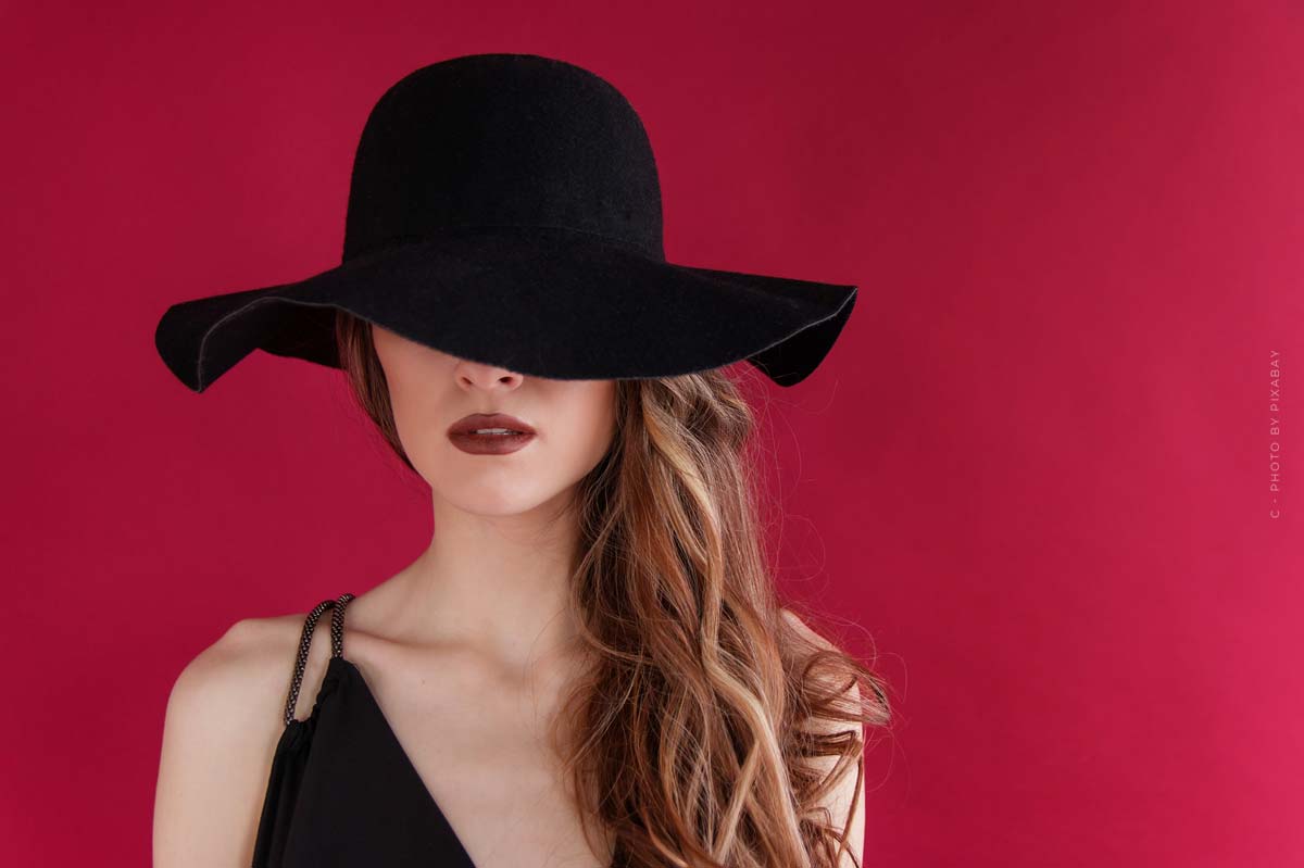 supermodels-model-woman-frau-hat-hut-red-rot-wand-wall-lippenstift-lipstick-photography-photografie-portrait