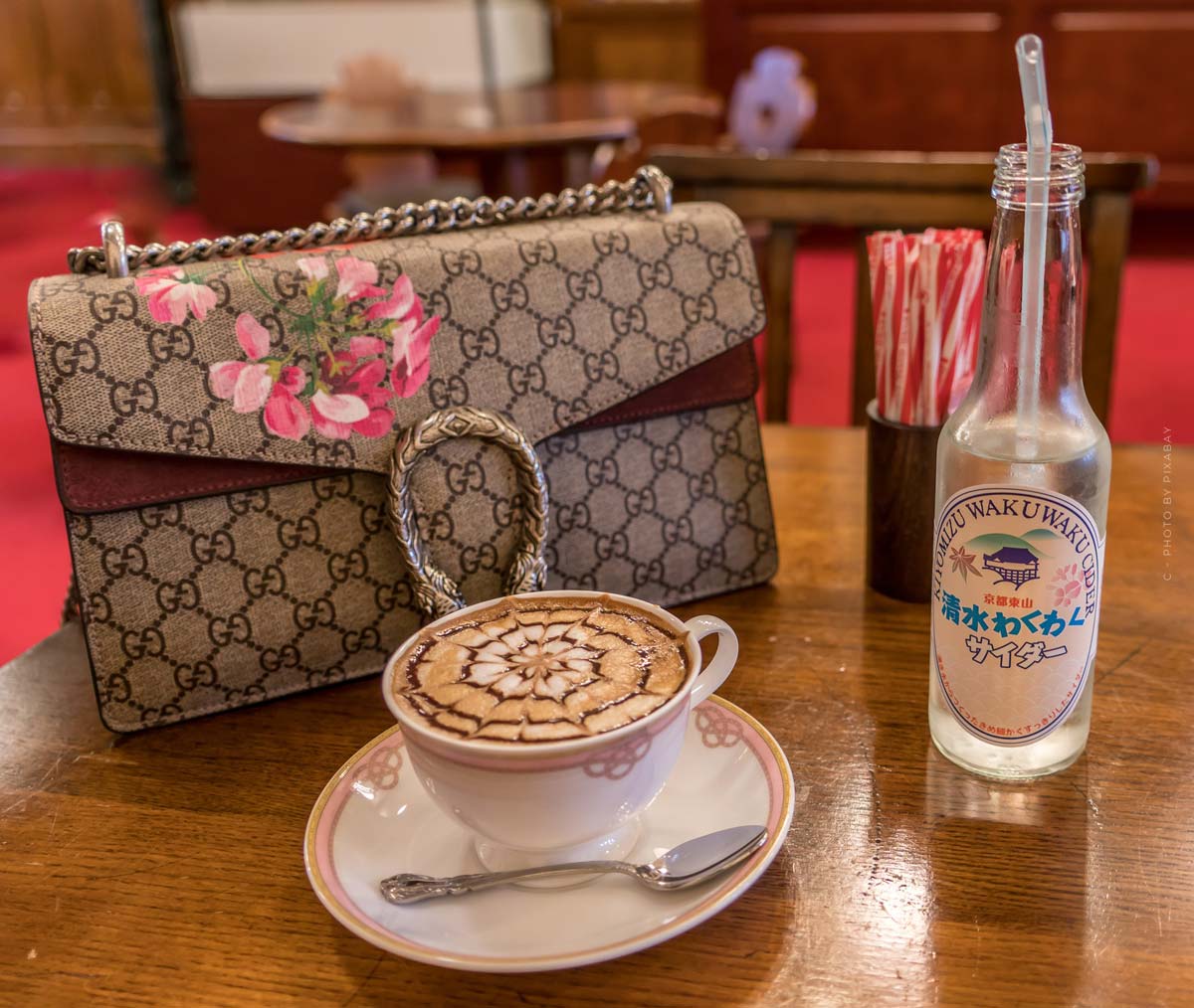 Bag brands: Women x Men - Fashion by Balenciaga, Dior & Valentino tasche-gucci-kaffee-tasse-tisch-marke-luxus-beige-rosa-blumen